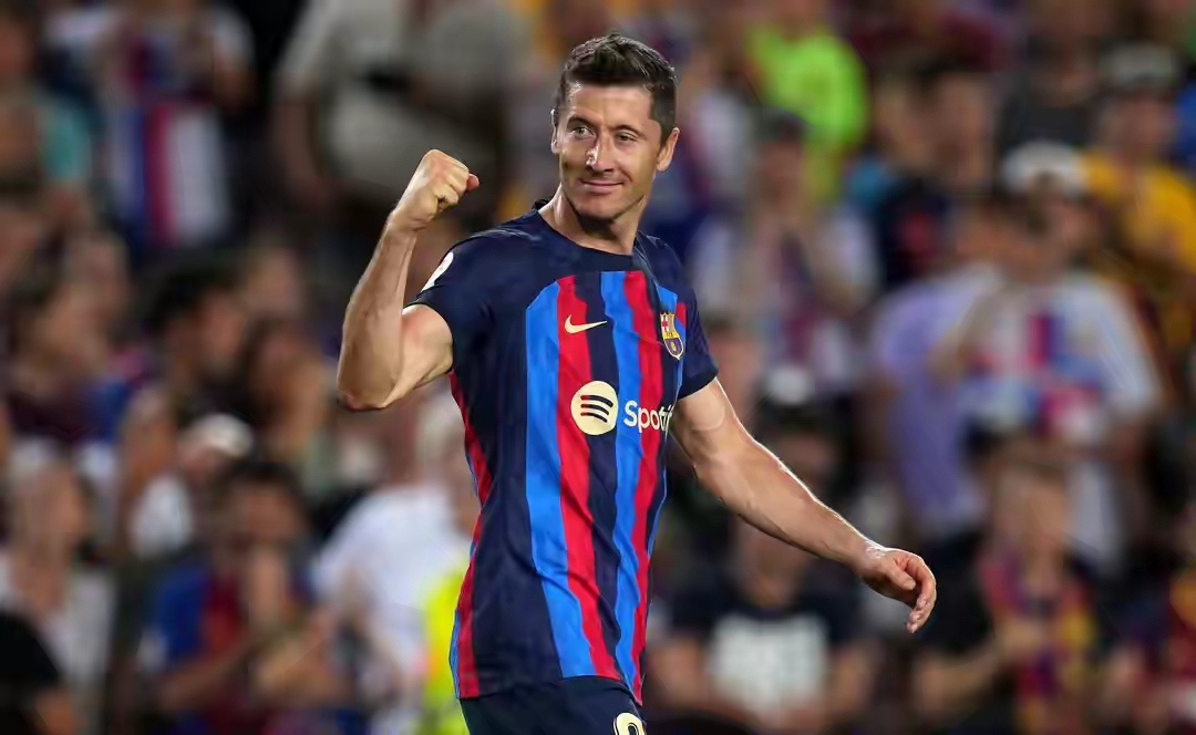 关于莱万多夫斯基迎来三赛季出色发挥，巴黎圣日耳曼观众热烈欢呼！的信息