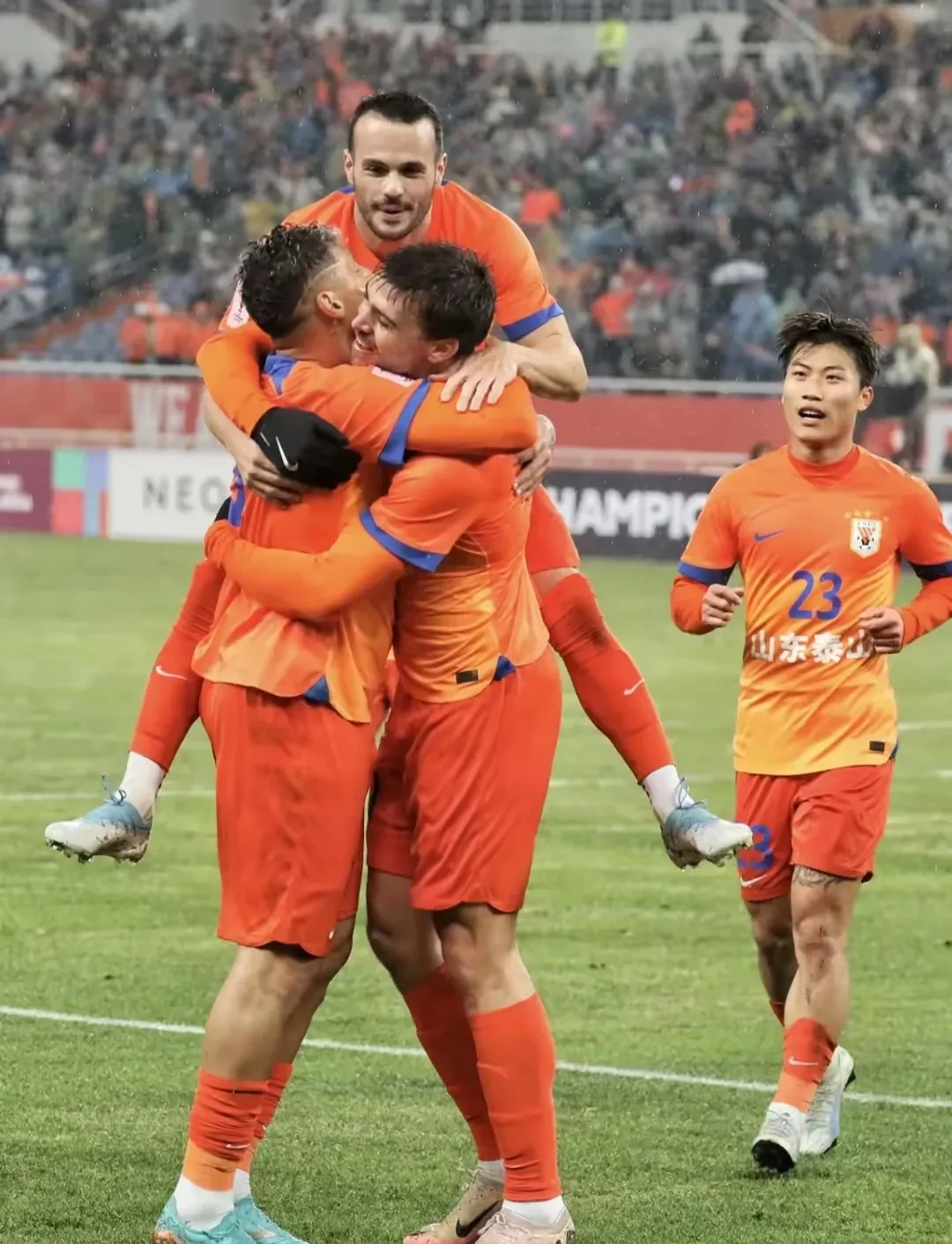 关于法国杯清晨再迎强敌；山东泰山豪取连胜；主帅态度——底气十足；更衣室氛围转暖的信息