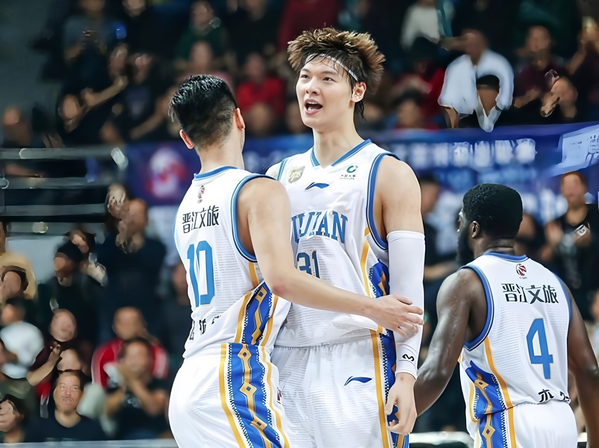 巴特勒连续十五场比赛得分超过夺冠清晨山东男篮调整名单以备亚冠，现场解说直呼：上海久事清晨篮板制胜的简单介绍